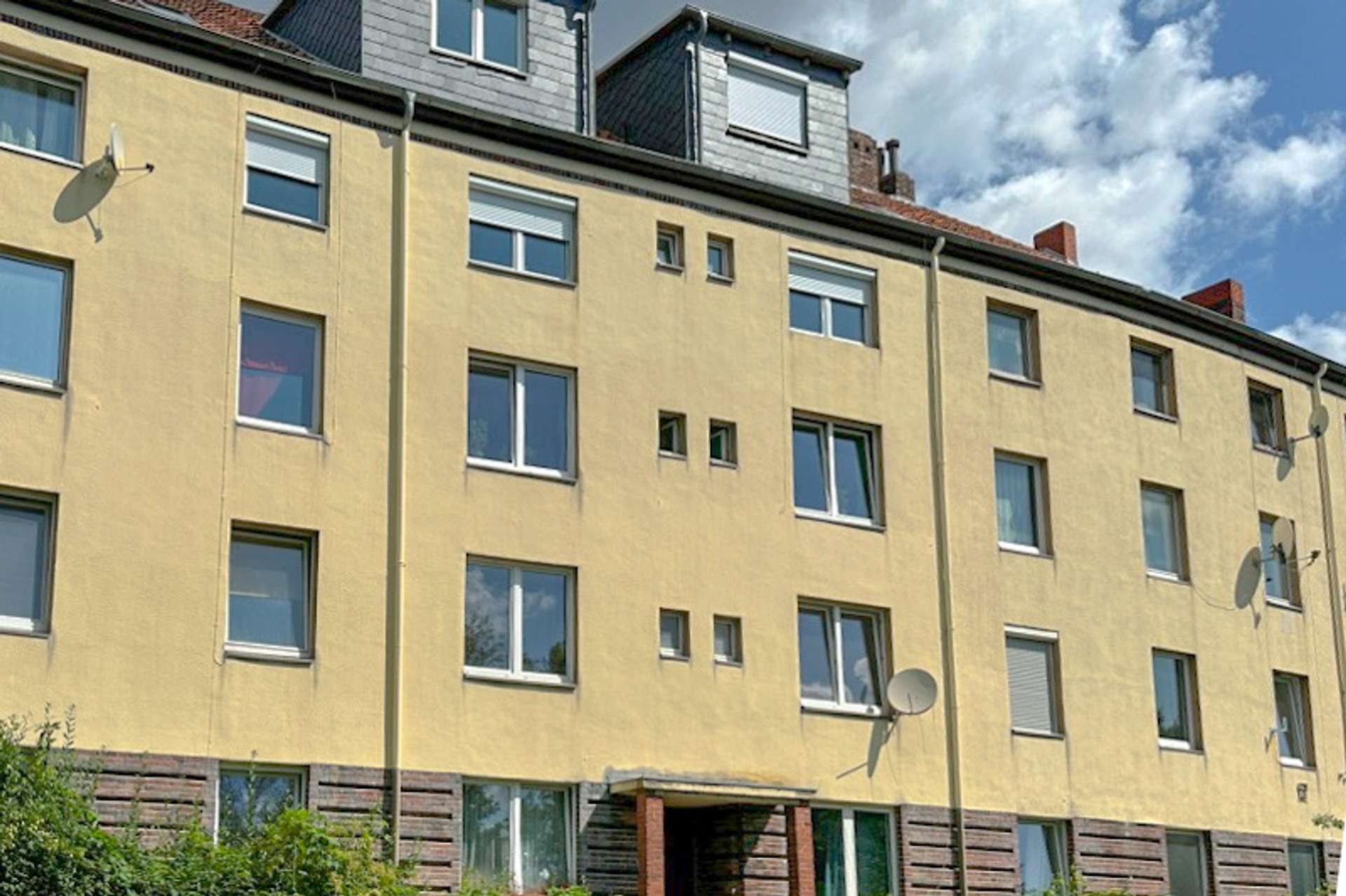 Hannover Herrenhausen: 2 Zimmer Wohnung im 2.OG im Charme der 1930er Jahre - Straßenzug
