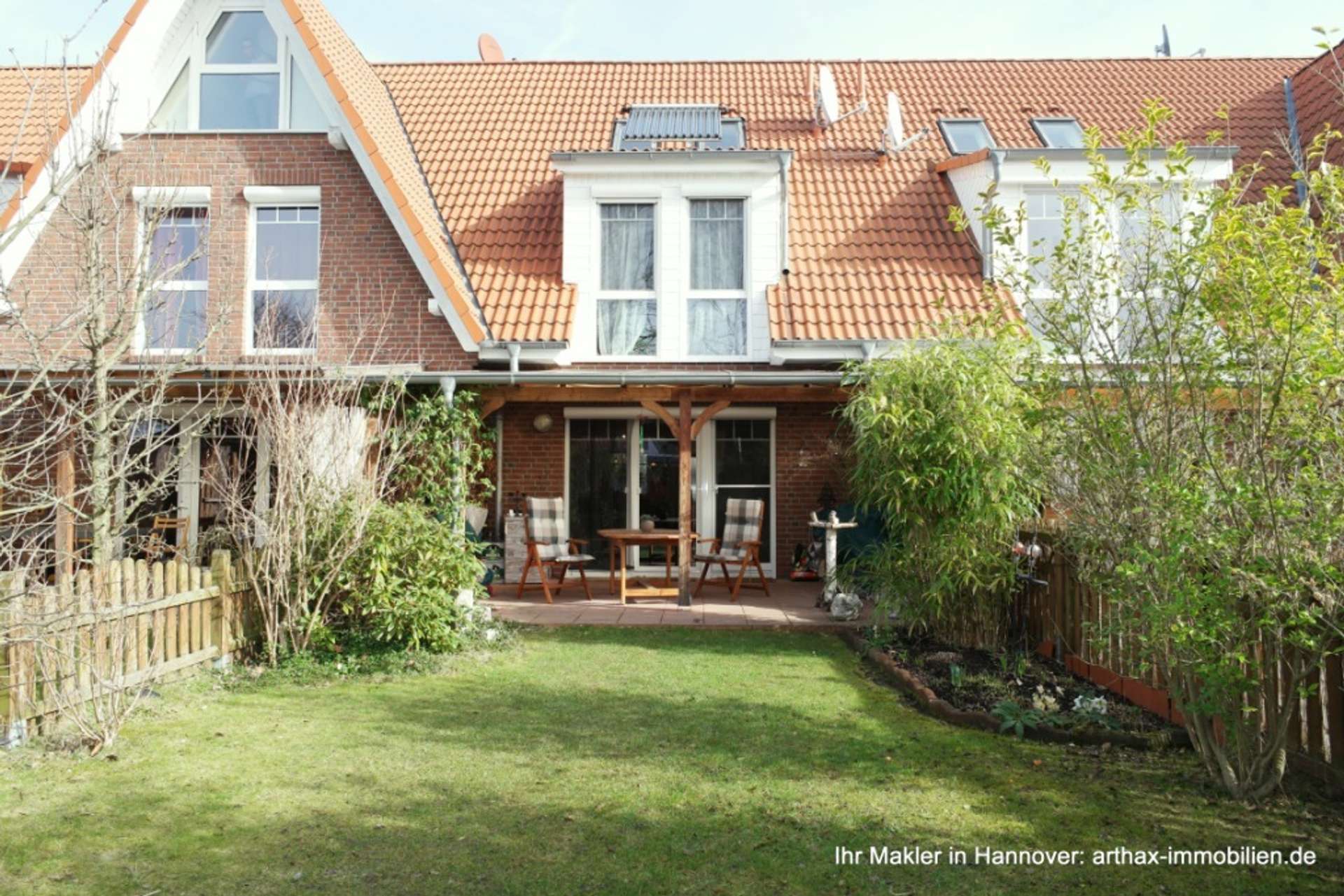 Ronnenberg Empelde: Modernes RMH mit guter Ausstattung und Garage - Gartenansicht