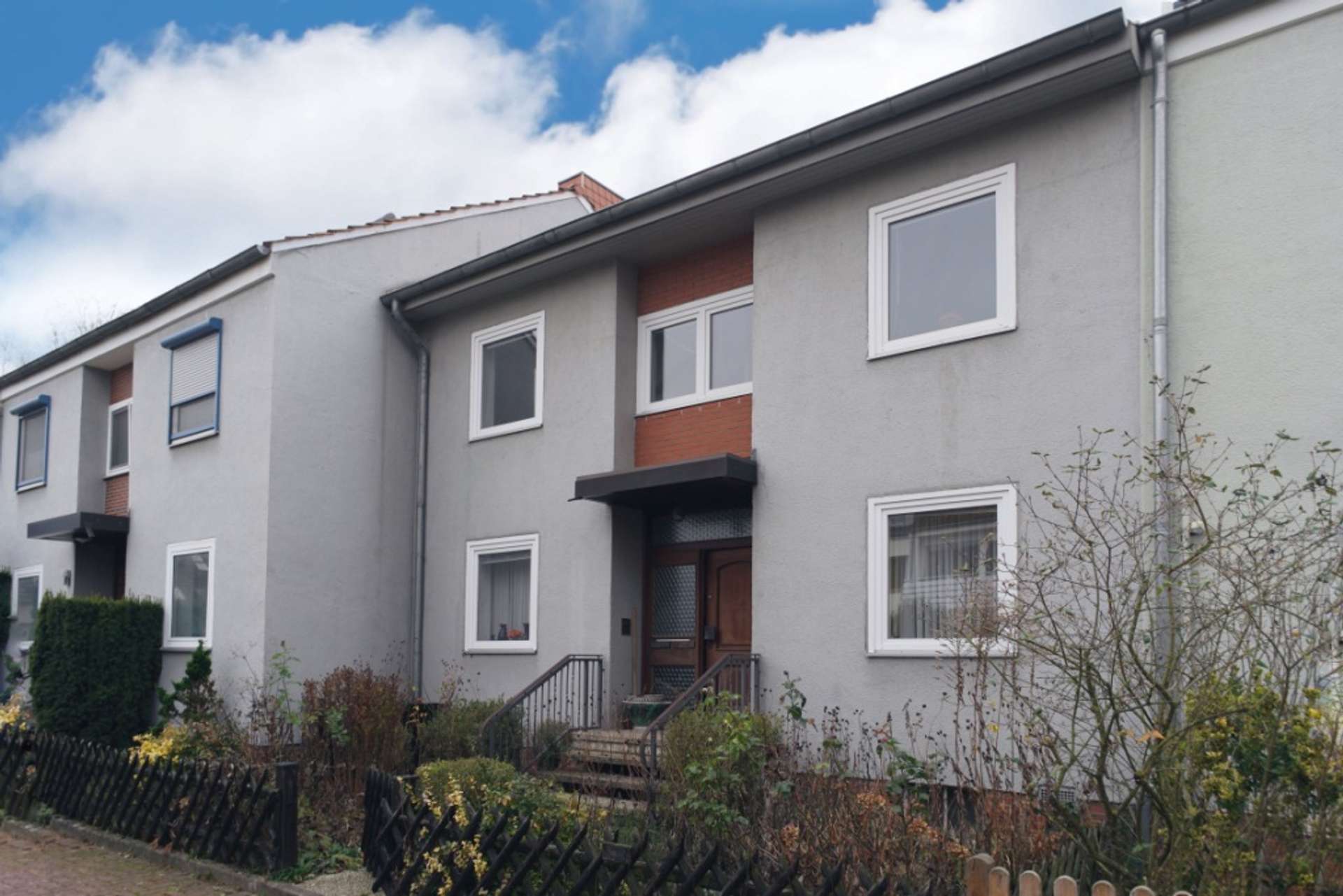 Alt Laatzen: Reihenmittelhaus mit 2 Wohnungen und 1 Garage (Zweifamilienhaus) - Exposé