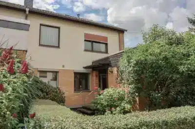 Hannover Mühlenberg: REH mit sehr viel Wohnfläche und separater Einliegerwohnung, auf Erbbaurecht, 30457 Hannover, Reihenendhaus