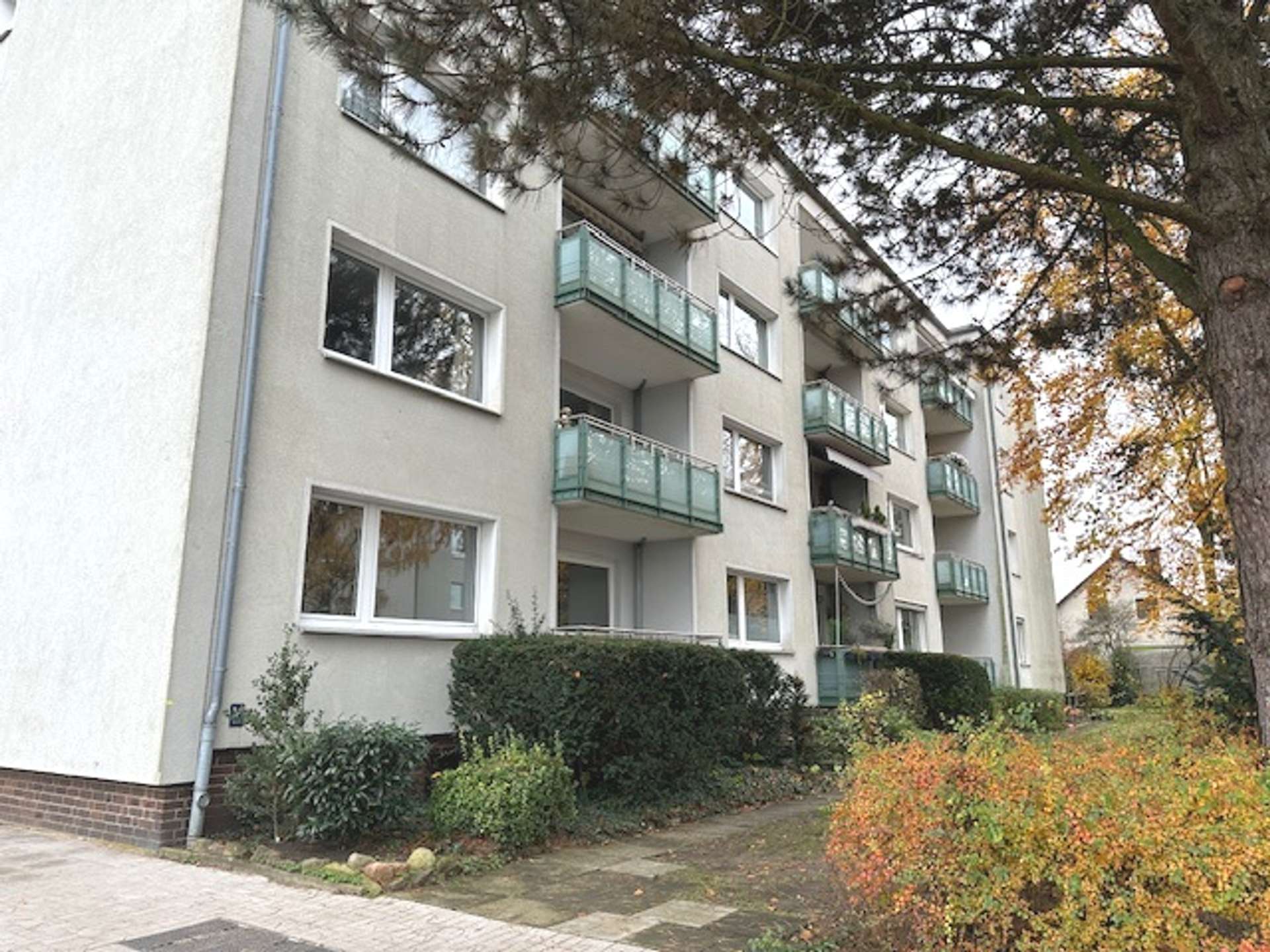 Hannover Bothfeld: 3 Zimmer mit großem Balkon zwischen Sackgassen, Nähe zum Mittellandkanal - Hausansicht, Balkonseite