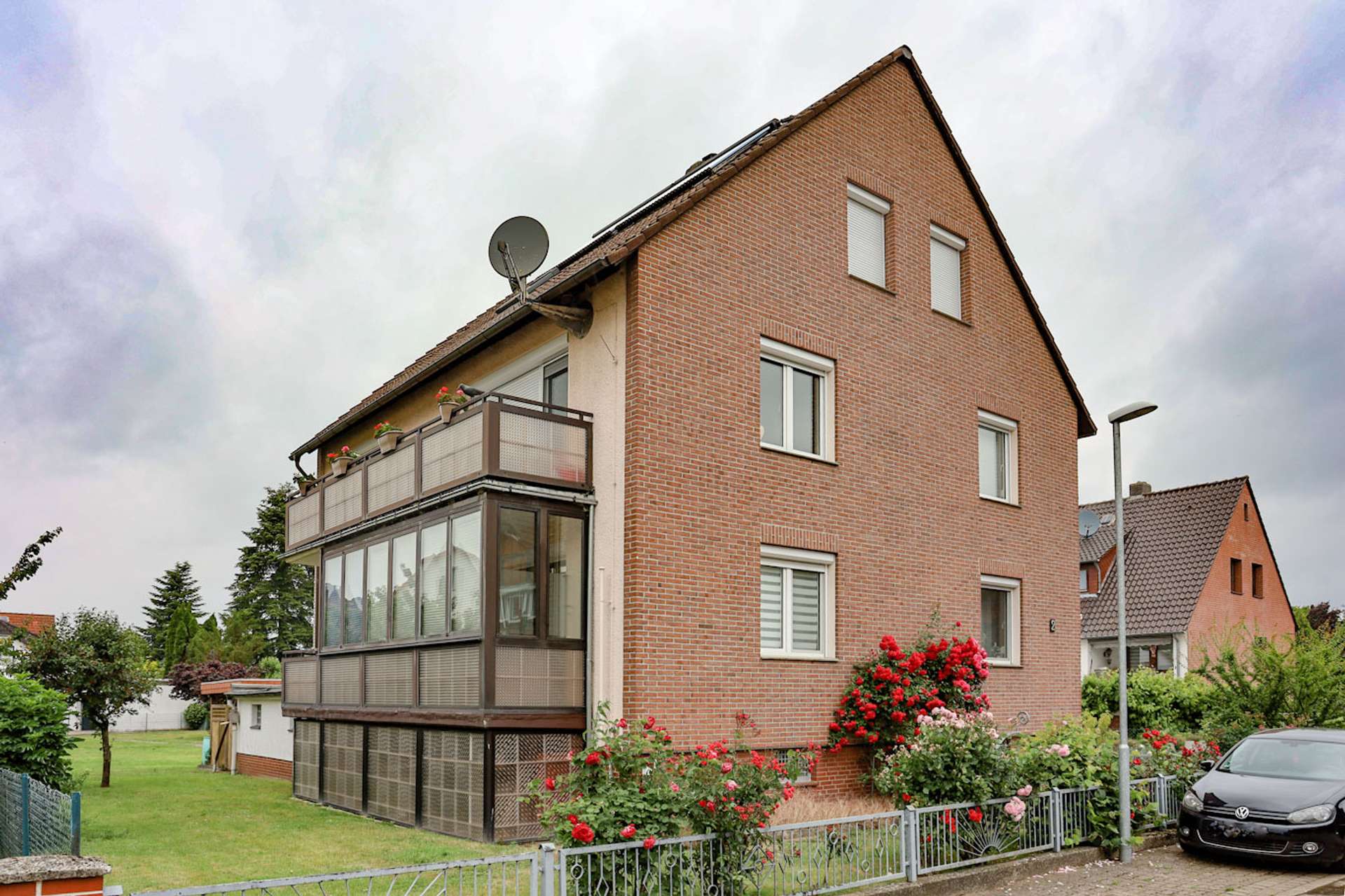 Seelze OT Kirchwehren: Ruhige Familienwohnung im Hochparterre - Hausansicht 1